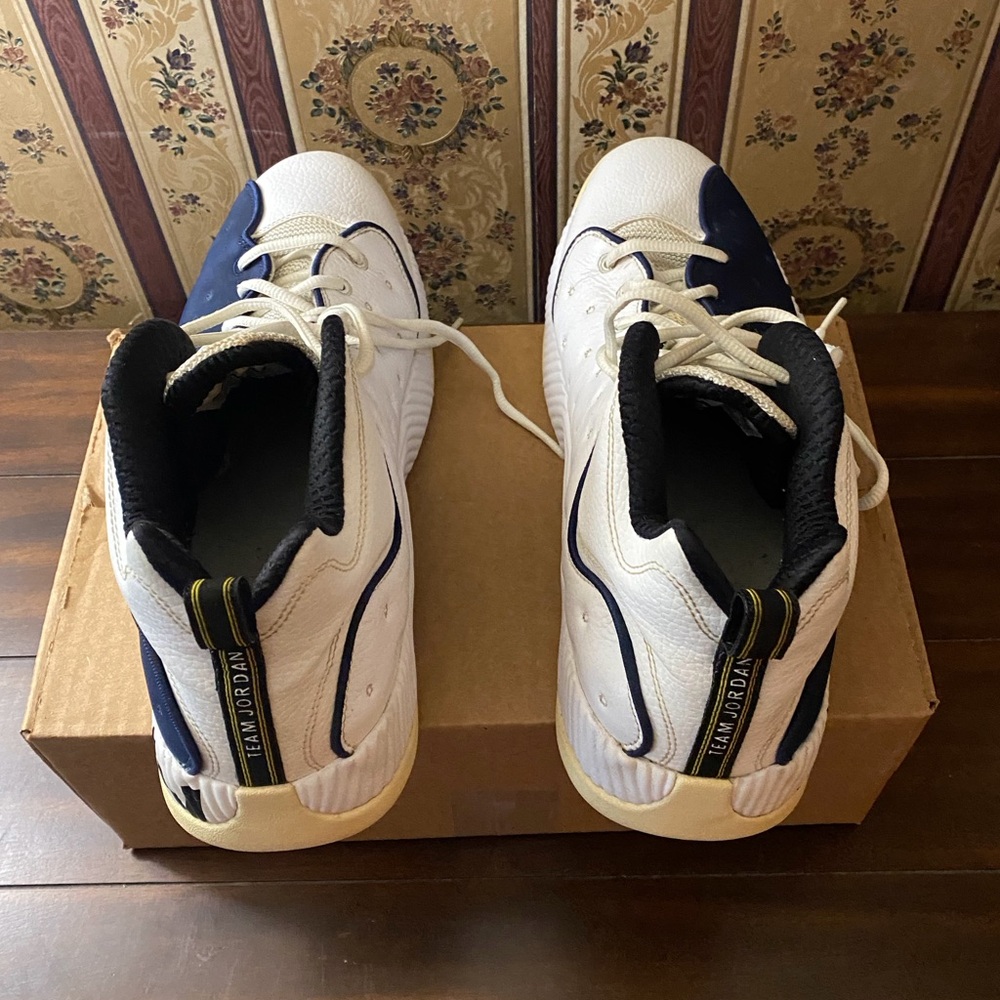 Jordan Jumpman 2 Sneakers. - Picture 7 of 9